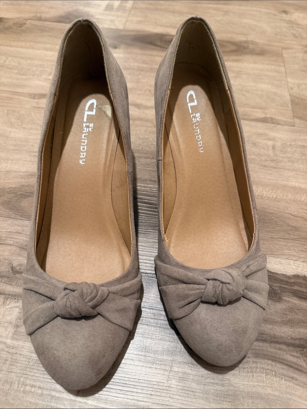 Chinese Laundry CL Taupe light brown faux Suede Knot bow Wedge Heels 9 cute! 🤎